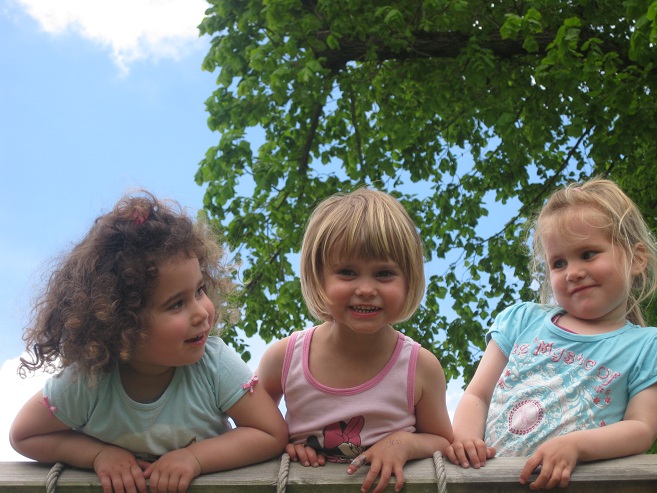 tl_files/bachhuesli/Maedels auf dem Spielplatz.jpg